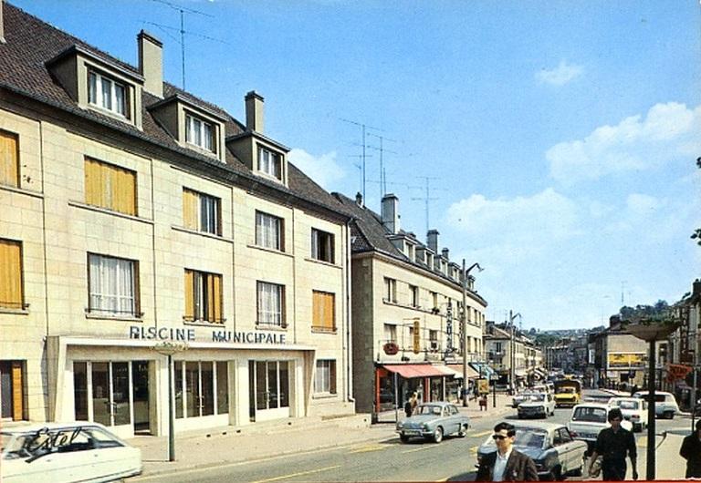 Vue de la façade de la piscine après rénovation en 1964, carte postale, vers 1960-1970 (coll. part.). 
