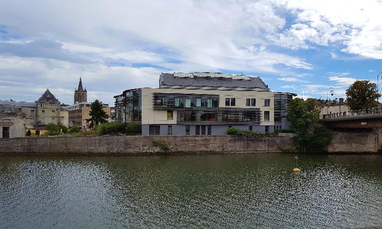Vue générale de la façade nord, côté Oise. 