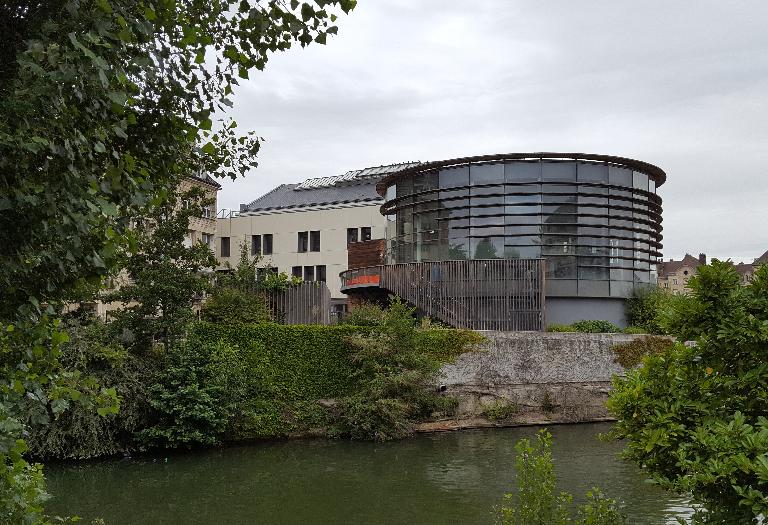 Vue de la façade sud, avec l'extension abritant les nouveaux bassins ludiques. 