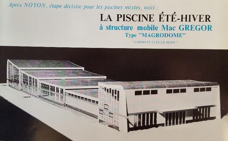 Couverture d'une brochure de présentation présentant le projet-type de piscine livrable "clés en main" développé par la société MacGregor-Comarain avec l'architecte Michel Cornuéjols suite à l'expérience de la piscine de Noyon ; vue de la maquette (AN ; 19940528/1). 