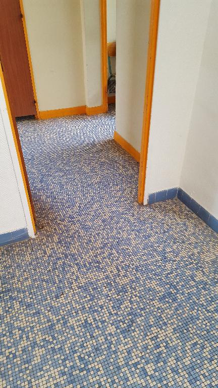 Détall du revêtement en micro-mosaïque (nuances de bleu et blanc) dans les locaux annexes (bureau du maître-nageur). 