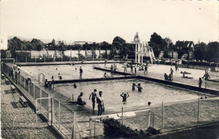 Vue générale des bassins de la piscine de la cité de Chambly après sa reconstruction après-guerre, carte postale, vers 1950 (coll. part.).