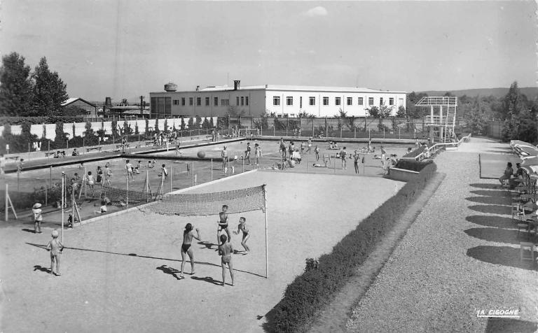 Vue de la piscine de la cité de Chambly et de ses activités annexes (volley, buvette), carte postale, vers 1950 (coll. part.).