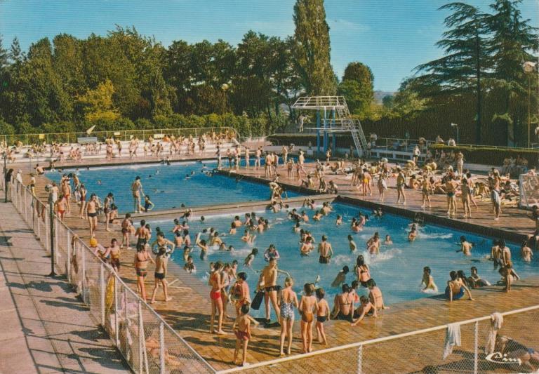 Vue générale de la piscine de la cité du Moulin-Neuf de Chambly, carte postale, vers 1970 (coll. part.).