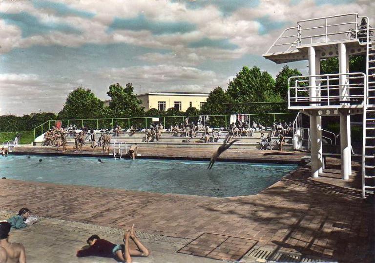 Détail de la fosse à plonger de la piscine de la cité des cheminots de Chambly, carte postale, vers 1960 (coll. part.).