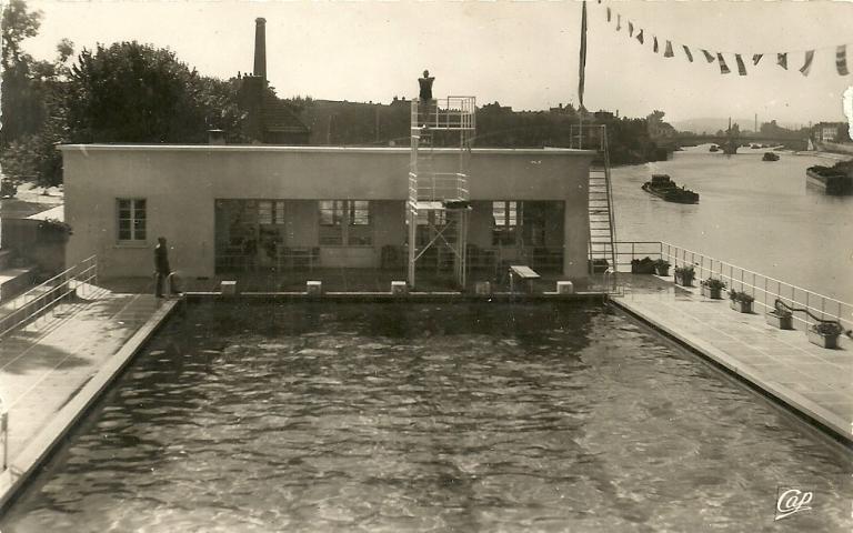 Vue du haut du plongeoir de la piscine d'été de Compiègne, carte postale, vers 1950 (coll. part.).