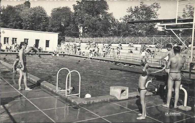 Animation à la piscine d'été de Compiègne, carte postale, vers 1950 (coll. part.).