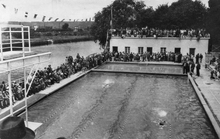 Compétition à la piscine d'été de Compiègne, carte postale, vers 1950 (coll. part.).