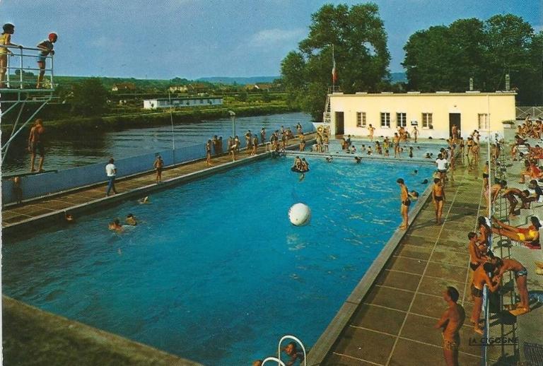 Vue des bassins et des gradins de la piscine d'été de Compiègne, au bord de l'Oise, carte postale, vers 1960 (coll. part.).