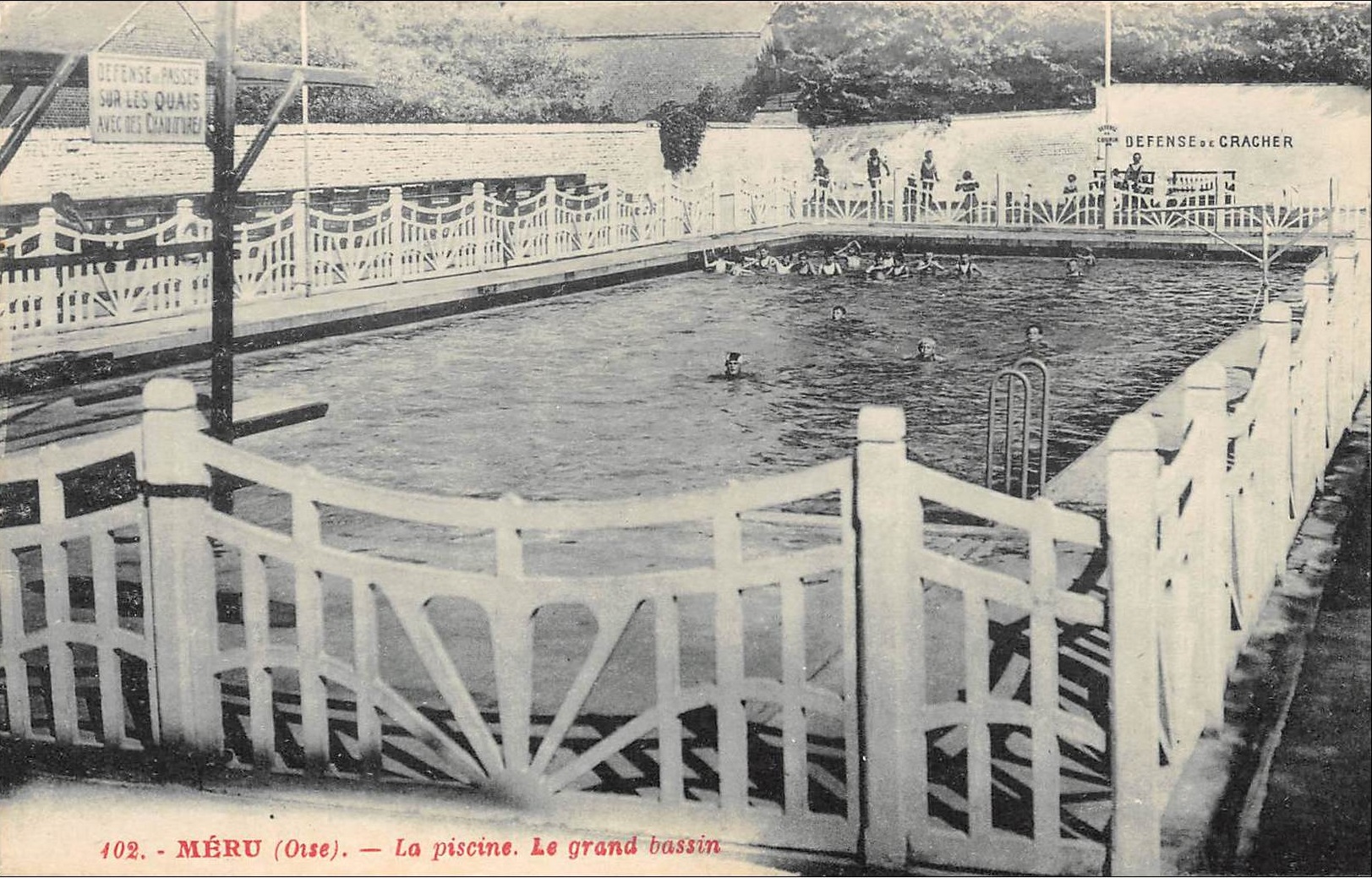 Vue du grand bassin de la piscine de Méru, carte postale, vers 1935 (coll. part.).