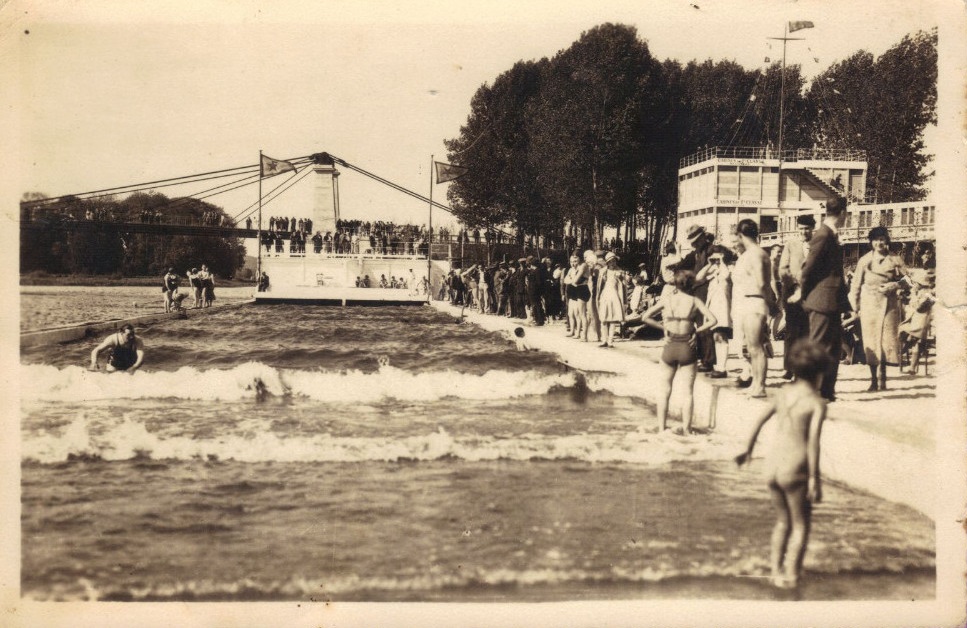 La piscine fluviale à vagues artificielles de la plage de Lys-Chantilly à Boran-sur-Oise, carte postale, vers 1935 (coll. part.).