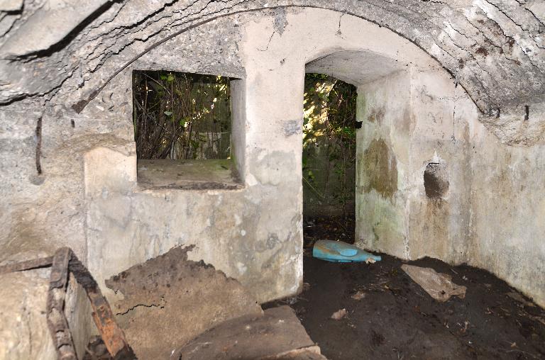 Première salle nord : porte sur le couloir encadrée d'une baie ébrasée et d'un conduit de cheminée