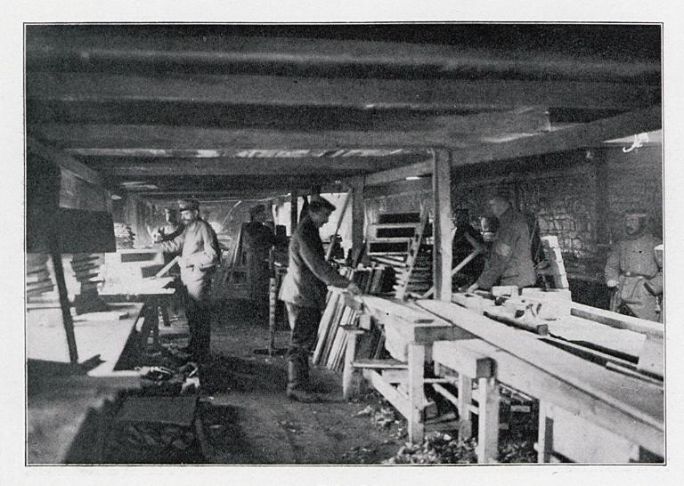 Atelier de menuiserie. Ici sont façonnés les éléments de coffrage. in: Deutsche Frontbauarbeit im Kriege, p.128