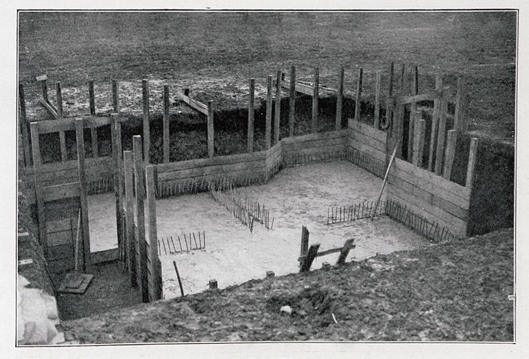 Le coffrage extérieur est achevé et la semelle coulée. In: Deutsche Frontbauarbeit im Kriege, p.129