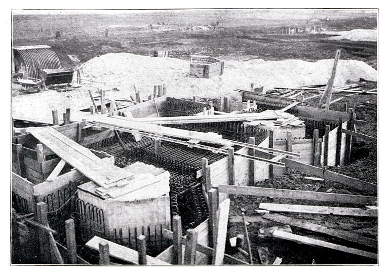 Le ferraillage et le coffrage des murs sont achevés. In: Deutsche Frontbauarbeit im Kriege, p.135