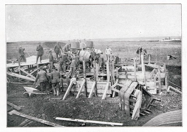 Deux bétonnières en action. in: Deutsche Frontbauarbeit im Kriege, p.136