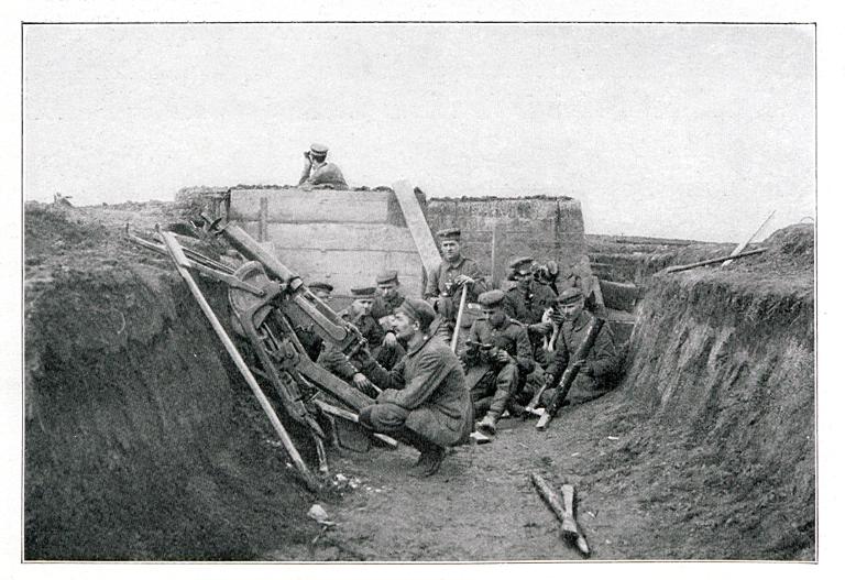Profil de l'édifice et les troupe du M.-G.-Mannschaften der 220 I.-D. Au premier une mitrailleuse Maxim MG 08. In: Deutsche Frontbauarbeit im Kriege, p.138