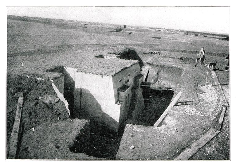 L'édifice une fois achevée au sein de la tranchée. On remarque le toit couvert d'herbe rendant l'abri invisible depuis le ciel. In: Deutsche Frontbauarbeit im Kriege, p.138