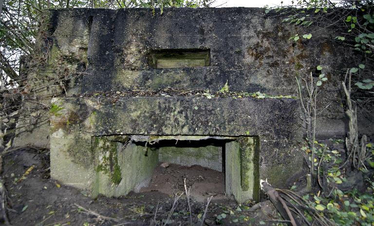Entrée sud, presque comblée de terre, surmontée de sa banquette de tir et de sa niche à munitions.