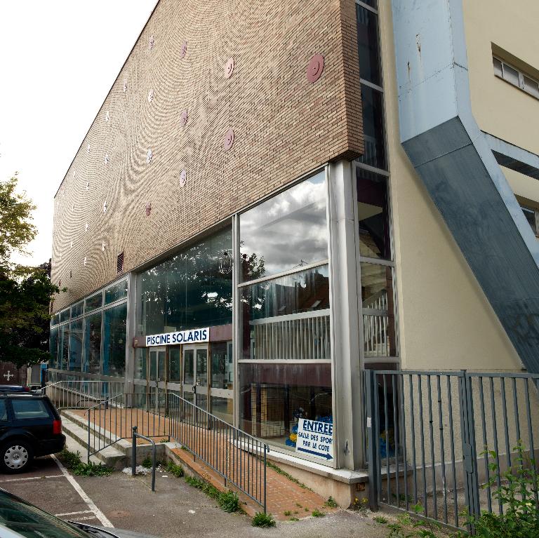 Détail de l'entrée de la piscine. 