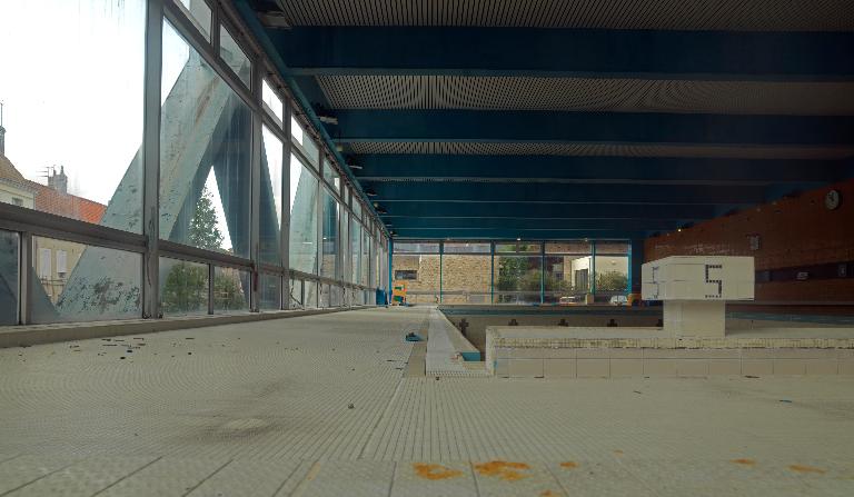 Vue du bassin sportif et des plages, côté baies vitrées.