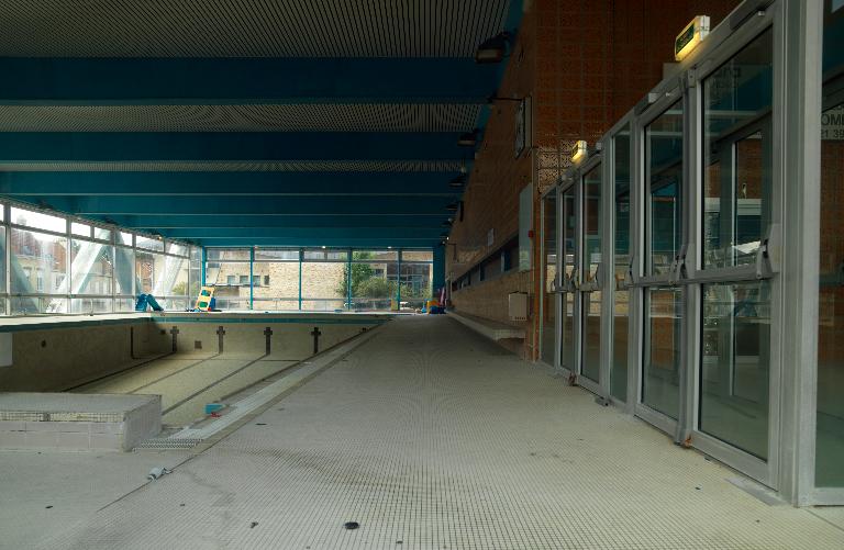 Vue générale du bassin sportif et des plages, côté hall d'entrée. 