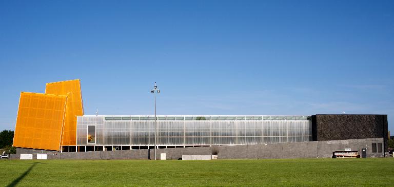 Façade est, face au stade.  ; Béthune (Pas-de-Calais). L'ancienne piscine olympique (1973), actuel centre aquatique de Béthune, reconstruit sur les plans de l'architecte Alain Sarfati et inauguré en 2007.