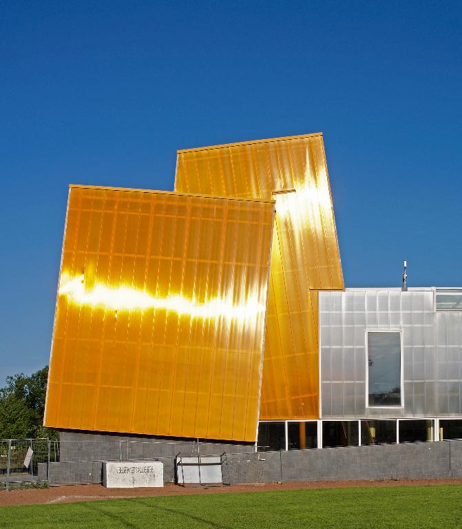 Pignon sud-est : ces cubes orange abritent le toboggan.