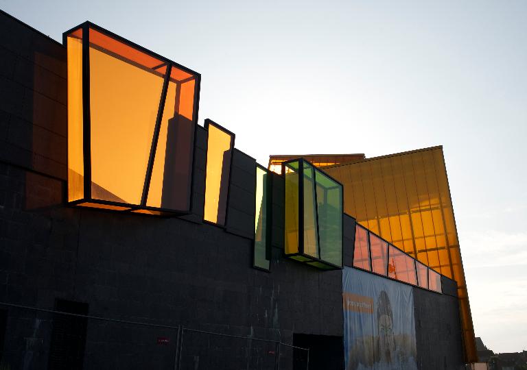 Cubes en verre translucide coloré, encastrés sur la façade sud, et donnant sur le solarium.