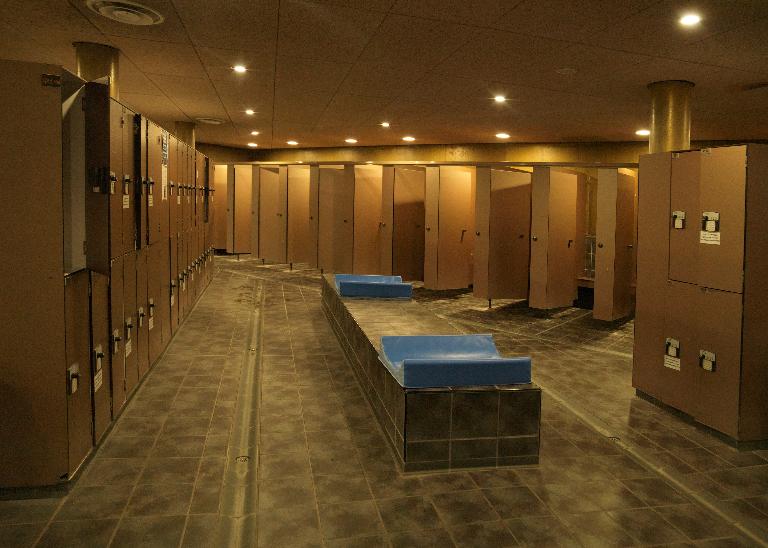 Vestiaires : cabines individuelles et casiers.