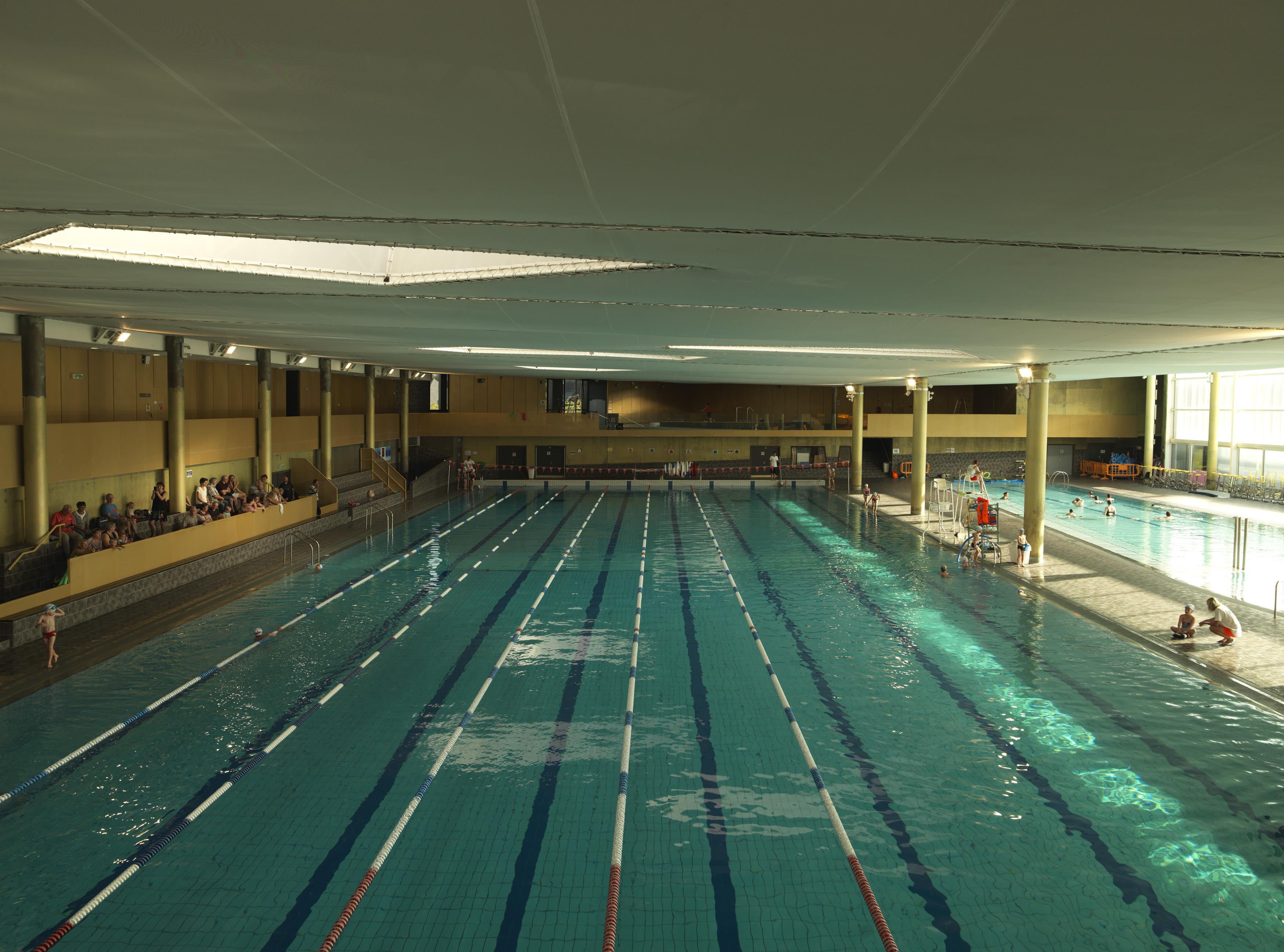 Vue générale du bassin olympique et des tribunes.