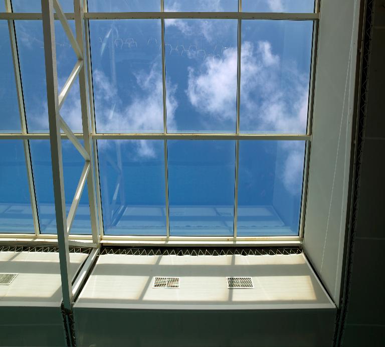 Détail de la verrière, accentuant la luminosité du hall des bassins. 
