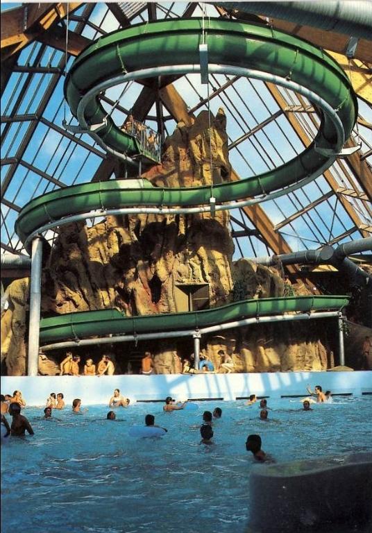 Vue du toboggan géant sous la pyramide de l’Aqualud du Touquet-Paris-Plage, carte postale, vers 1985 (coll. part.).