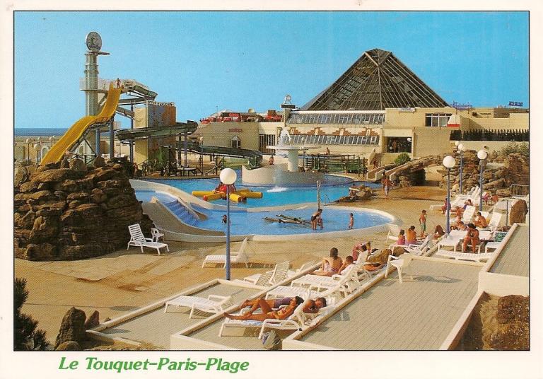 Vue générale des espaces extérieurs de l’Aqualud du Touquet-Paris-Plage, carte postale, vers 1985 (coll. part.).