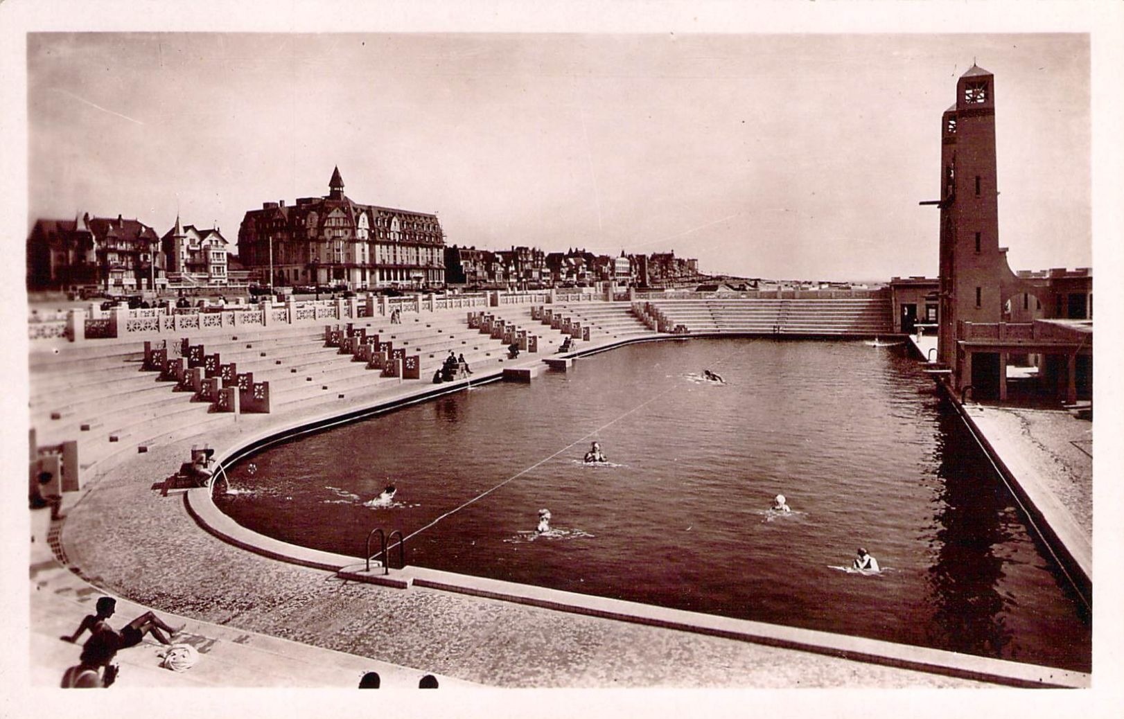 Vue d’ensemble de la piscine marine du Touquet-Paris-Plage, carte postale, vers 1935 (coll. part.).