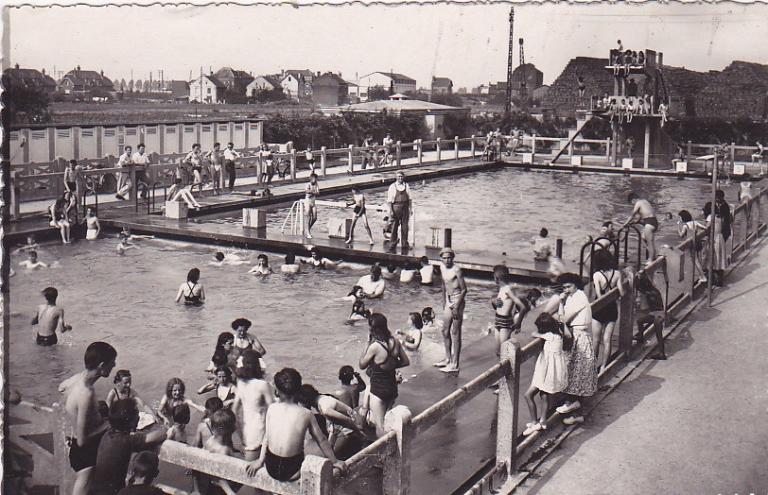 Scène de baignade à la piscine de la papeterie Béghin de Corbehem (Pas-de-Calais), carte postale, vers 1950 (coll. part.).