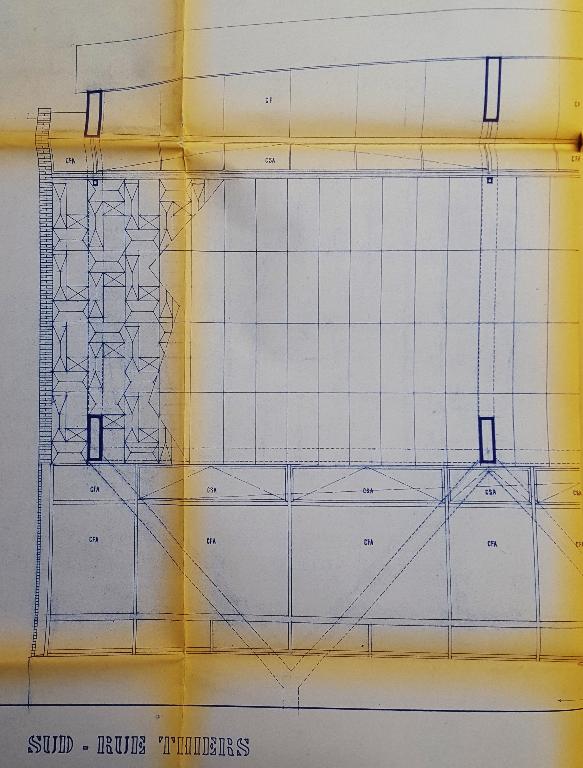 Détail du décor géométrique en fibrociment sur la façade sud, plan par Maurice Ego architecte, 1968 (AC Saint-Omer ; 3W40). 
