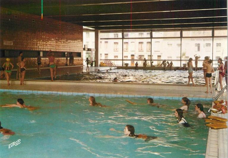 Vue intérieure de la piscine, avec au premier plan le petit bassin, carte postale, vers 1970 (coll. part.). 