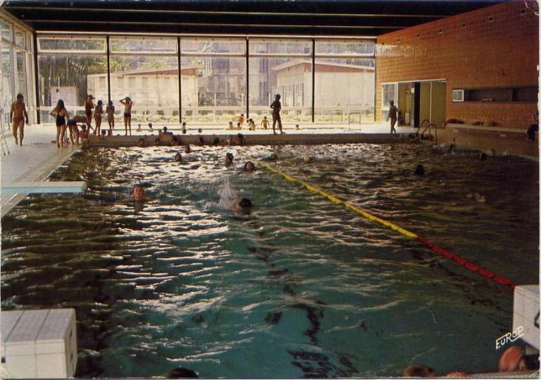 Vue intérieure de la piscine, largement ouverte sur la ville par de grandes baies vitrées, carte postale, vers 1970 (coll. part.).