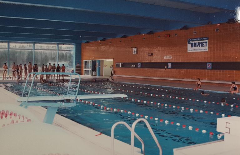 Vue intérieure, avec le tremplin de 1 mètre, vers 1995 (AC Saint-Omer). 
