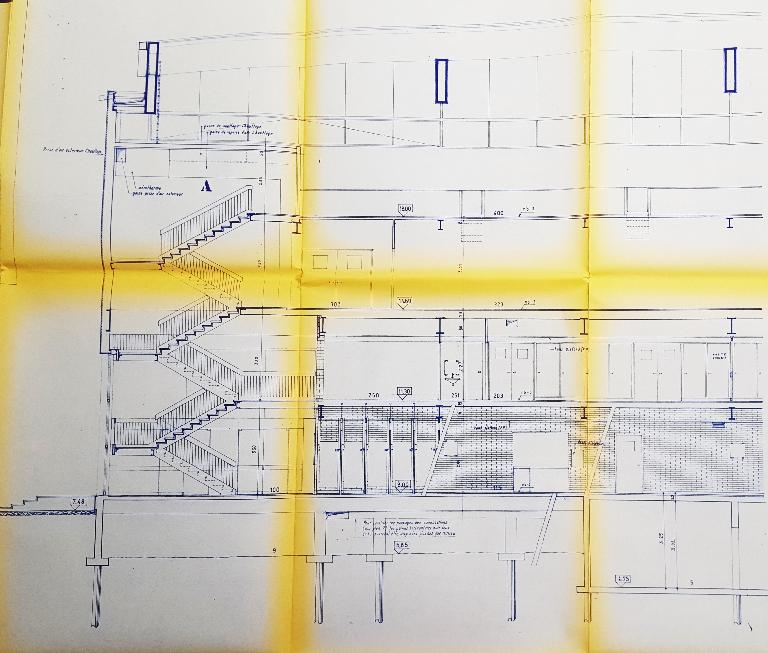 Coupe sur escalier et vestiaires, Maurice Ego architecte, 1968 (AC Saint-Omer ; 3W40). 
