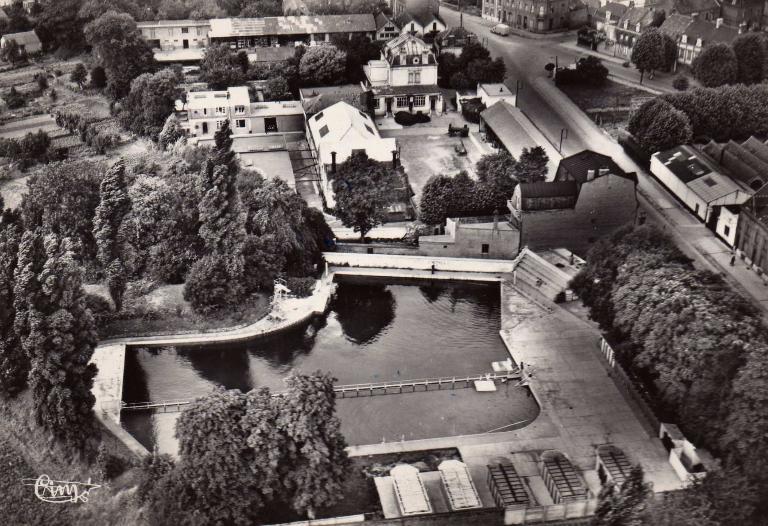 Ancienne école de natation, vue aérienne, carte postale, vers 1950 (coll. part.).