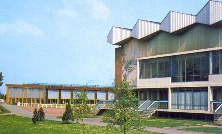 Centre sportif de Béthune, avec à l'arrière-plan, l'ancienne piscine, carte postale, vers 1975 (coll. part.).