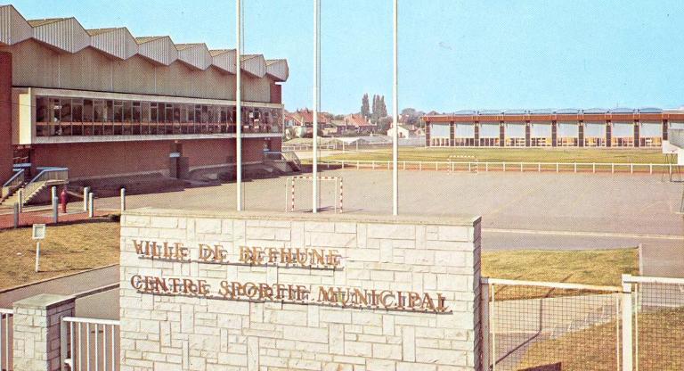 Vue générale du centre sportif municipal, avec, derrière le stade, la piscine; carte postale, vers 1975 (coll. part.).