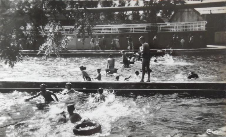 Enfants jouant à la piscine de la centrale thermique de Vendin-le-Vieil, carte postale, vers 1950 (coll. part.).