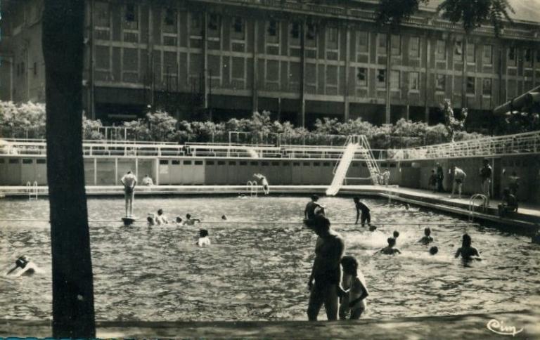 Baignade à la piscine de la centrale thermique de Vendin-le-Vieil, carte postale, vers 1950 (coll. part.).