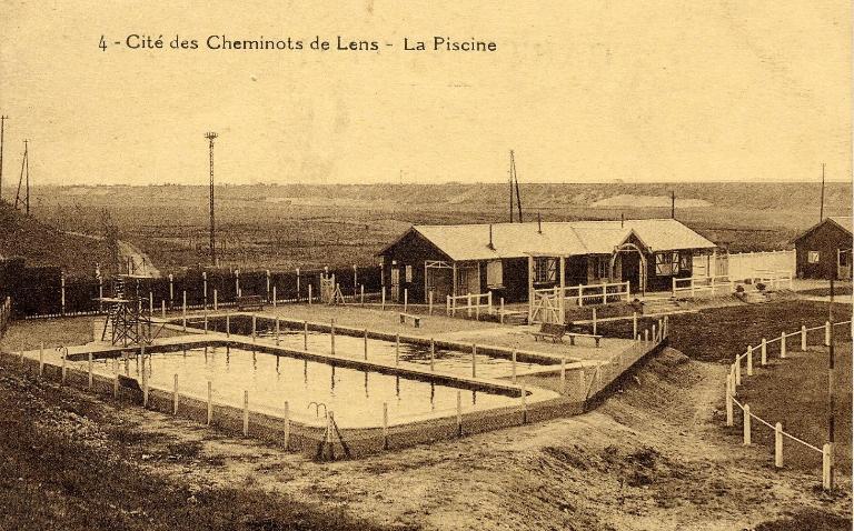 Vue des deux bassins de la piscine de la cité des cheminots d’Avion (près de Lens) avant sa destruction pendant la seconde guerre mondiale, carte postale, vers 1925 (coll. part.).