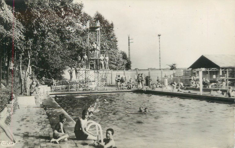 Le plongeoir de la cité des cheminots de Lens, avant sa destruction en 1944, carte postale, vers 1930-1940 (coll. part.).