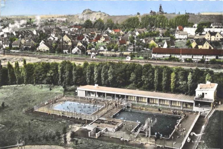 Vue aérienne de la piscine de la cité des cheminots de Lens (à Avion) après reconstruction en 1954, carte postale, vers 1960 (coll. part.).