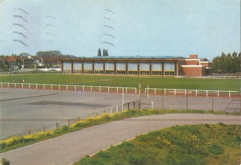 La piscine olympique de Béthune, vue extérieure, vers 1975, carte postale (coll. part.). 